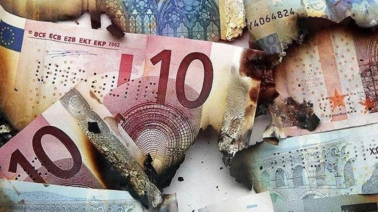 Θάβουν, πλένουν και κρύβουν τα χρήματά τους σε περίεργα σημεία: Απίστευτες καταστάσεις στην Ελλάδα του 2018